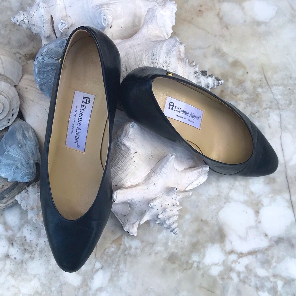 Vintage Etienne Aigner Sleek Navy Blue 1.5 Inch Heel Pump Size 6